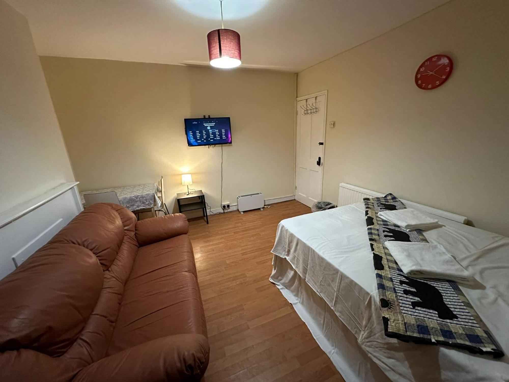 Beautiful Private Double In A Shared 3-bedroom Minutes Walk From Bethnal Londra
